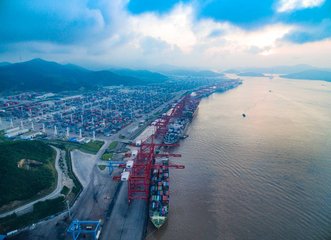 宁波港：集装箱吞吐量首次跃居全球前三