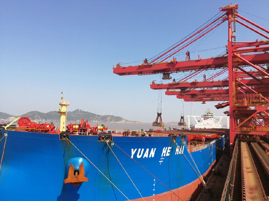 全球首艘第二代40万吨矿船宁波舟山港首航成功