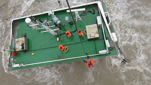 东海救助局船机联动 一昼夜4次抢险连救5人