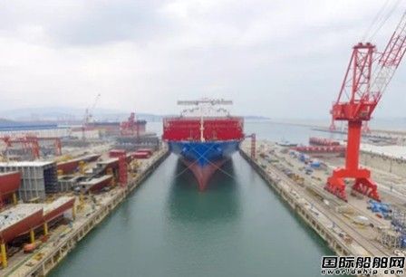 大连中远海运川崎首艘两万箱级集装箱船下水