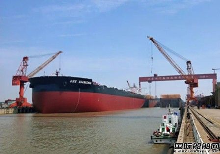 扬子江船业第二批次两艘40万吨矿砂船出坞