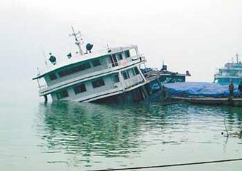 一艘中国籍货船撞到码头 工人和集装箱落水