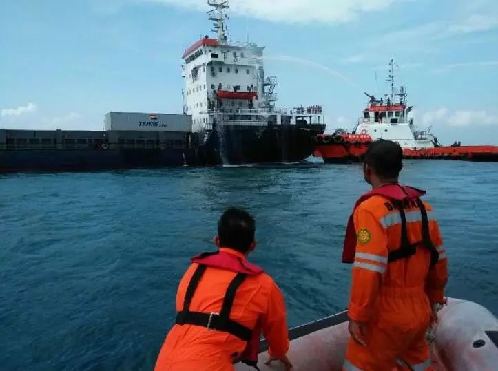 集装箱船“KUALA MAS”号突遭大火！18名船员遇险！