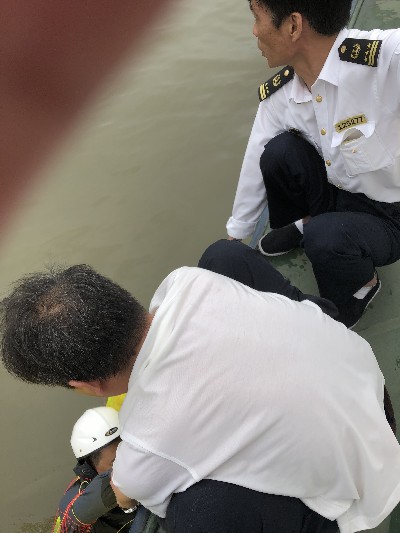 滑翔机不慎掉入江中 海事人员迅速出艇救援