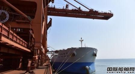 台湾“中钢踏实”轮靠泊大连港进行混矿装船作业