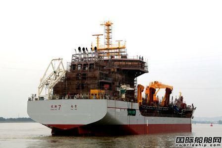 亚洲首艘全电力驱动自航耙吸挖泥船出坞