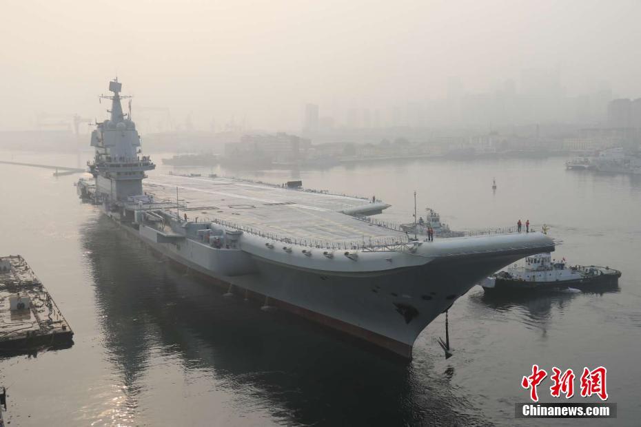 5月13日，中国首艘国产航母从大连造船厂码头启航，赴相关海域执行海上试验任务，主要检测验证动力系统等设备的可靠性和稳定性。李刚摄