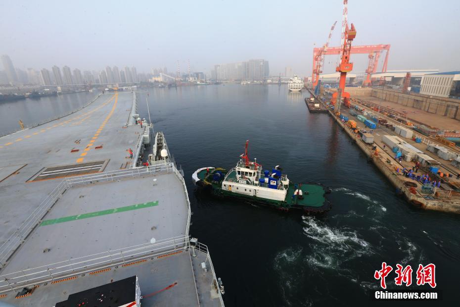 中国第二艘航母从大连造船厂码头启航，赴相关海域执行海上实验任务。胡锴冰摄