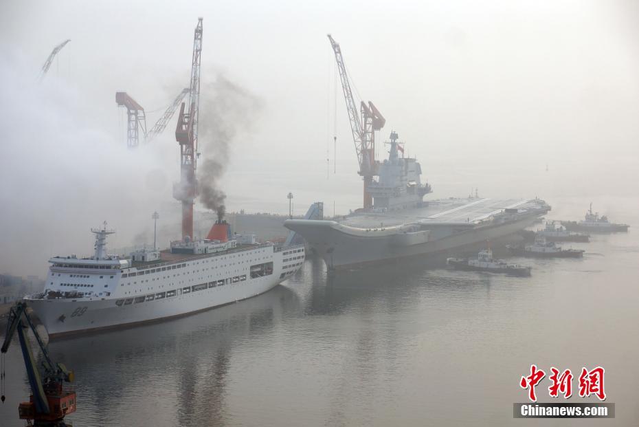 中国首艘国产航母从大连造船厂码头启航，赴相关海域执行海上试验任务，主要检测验证动力系统等设备的可靠性和稳定性。中新社记者杨毅摄