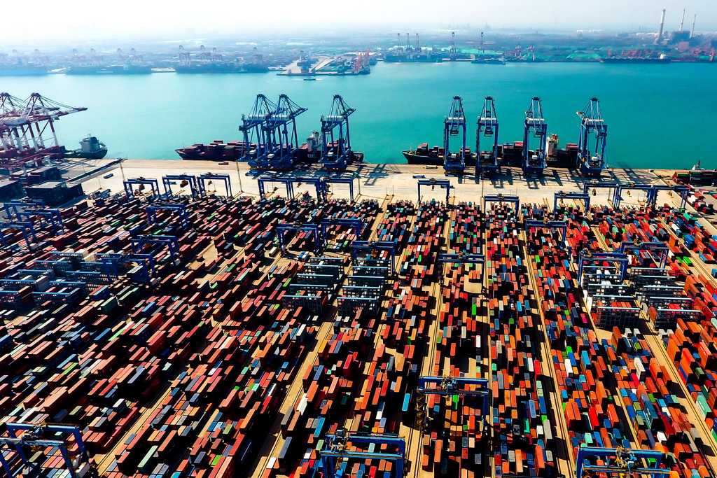 青岛港前湾自动化集装箱码头（5月4日无人机拍摄）。新华社记者郭绪雷摄