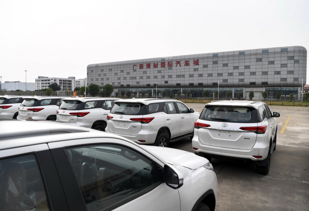 停放在广西钦州保税港区国际汽车城外的到岸进口整车（2017年4月13日摄）。新华社记者申宏摄