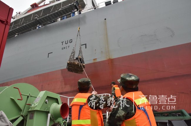 外籍轮船上中国船员受伤，威海边检官兵出海相救