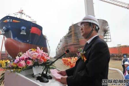 扬子江船业为宏海箱运首制1668TEU集装箱船命名