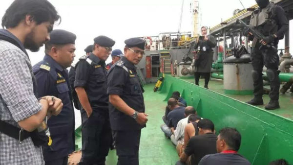 大快人心!14名海盗抢劫油轮被全部抓获!!