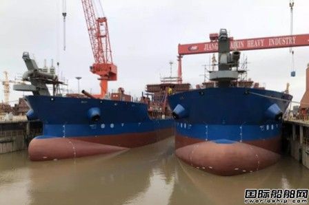 海新船务两艘8000方耙吸式挖泥船下水