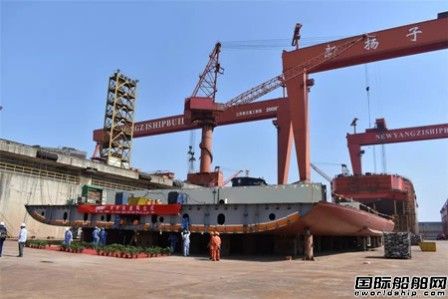 扬子江船业首制62000DWT木片船进坞