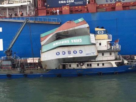 天津港一艘集装箱船集装箱掉落砸中加油船