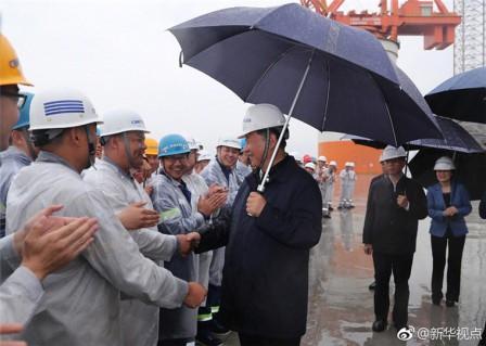 习近平冒雨考察中集来福士
