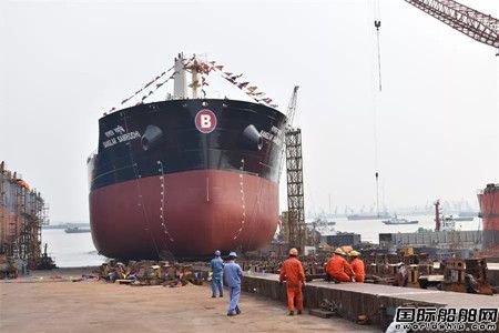 新扬子造船一艘39000吨散货船下水