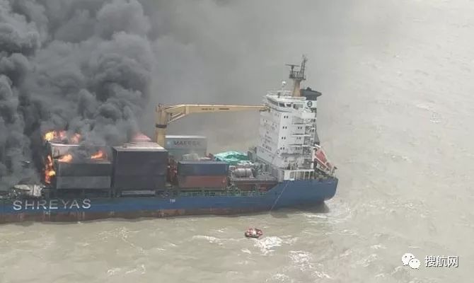重大突发！满载马士基和现代商船等多家船公司集装箱船爆炸起火，大量货柜被烧！