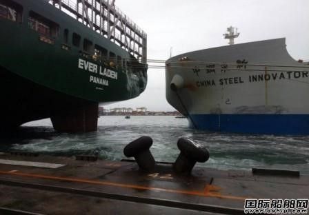 台湾高雄港两船相撞致两艘船船体受损