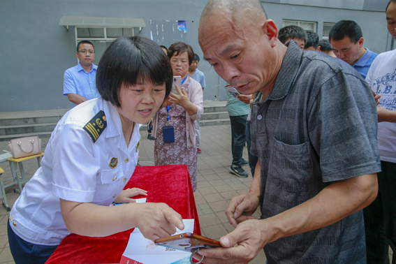 中国水运网：镇江海事局世界海员日系列活动首站送“幸福”