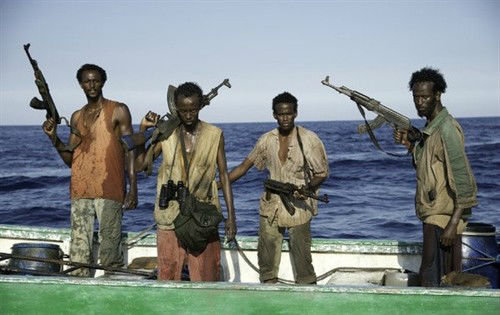 曼德拉海峡突发海盗袭击！持AK47与武装保安交火！