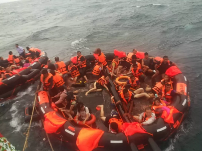 泰国普吉海域两游船倾覆 中国游客1人溺亡50人失踪