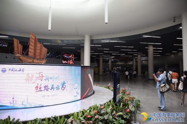 上海市徽三大元素之一的沙船 今“驶”入人民广场地铁站