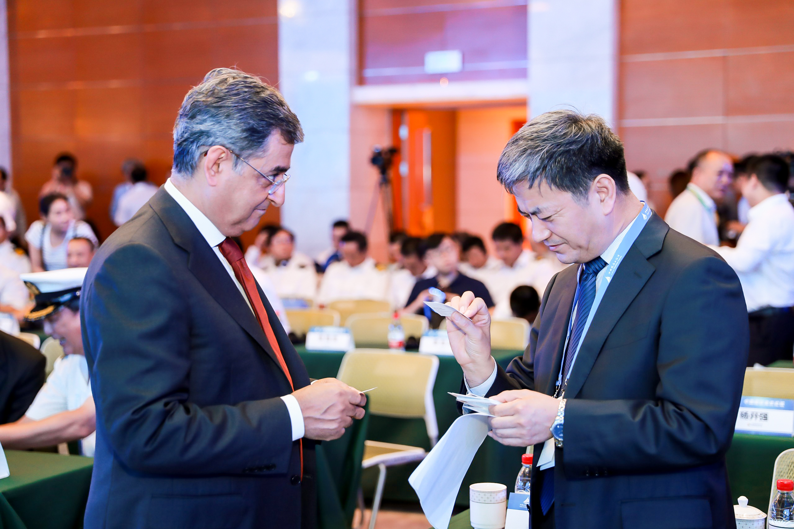 论坛开始前，大连海事大学副校长刘正江同外国嘉宾交换名片。