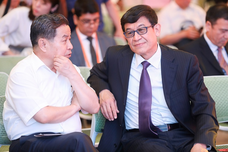 嘉宾热情交谈。