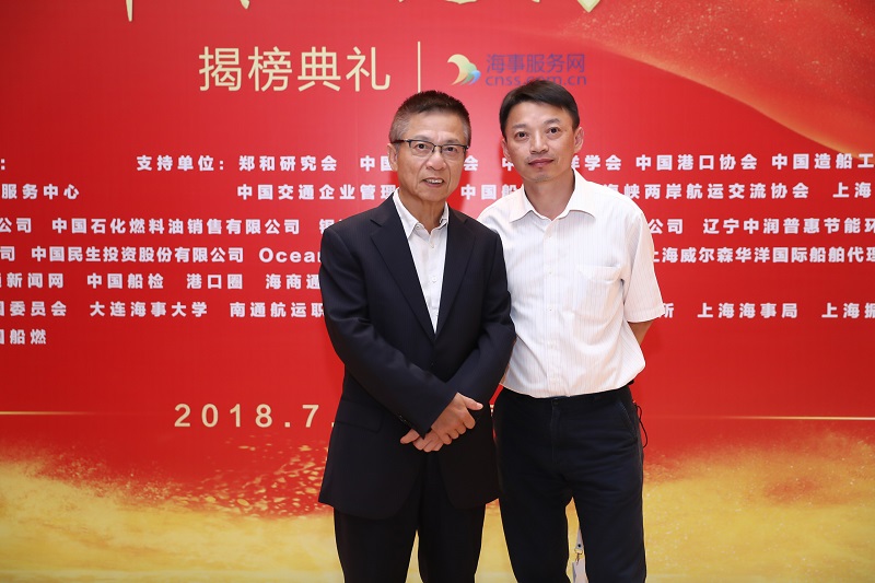 主席台上先留个念。