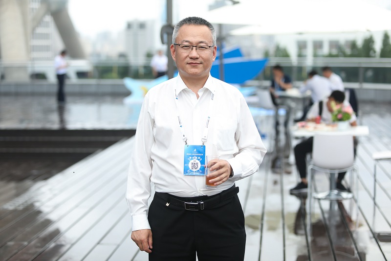揭榜典礼开始前在会场外小憩。