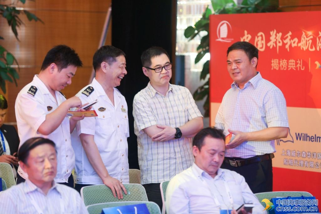 参会人员交谈