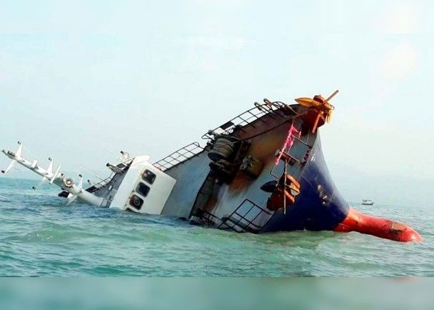 香港货船马来西亚海域撞上沉船翻沉，5名船员获救