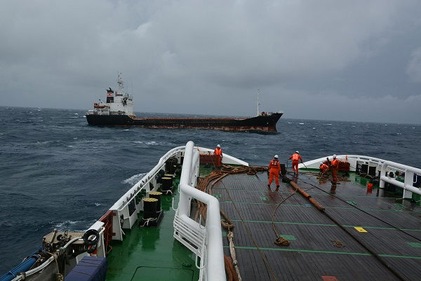 东海救助局昨接连出动救助船化解两次海上险情