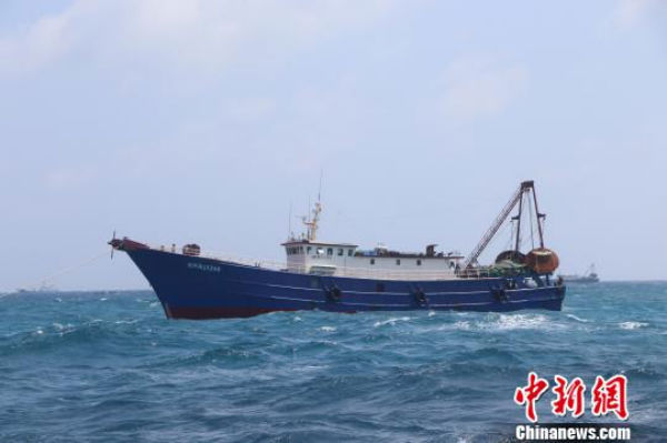 一渔船在永暑礁附近遇险 专业救助船出动3人获救