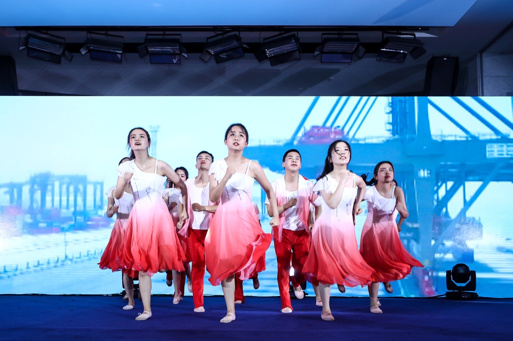 上海振华重工集团股份有限公司带来的舞蹈——《我们的信仰》
