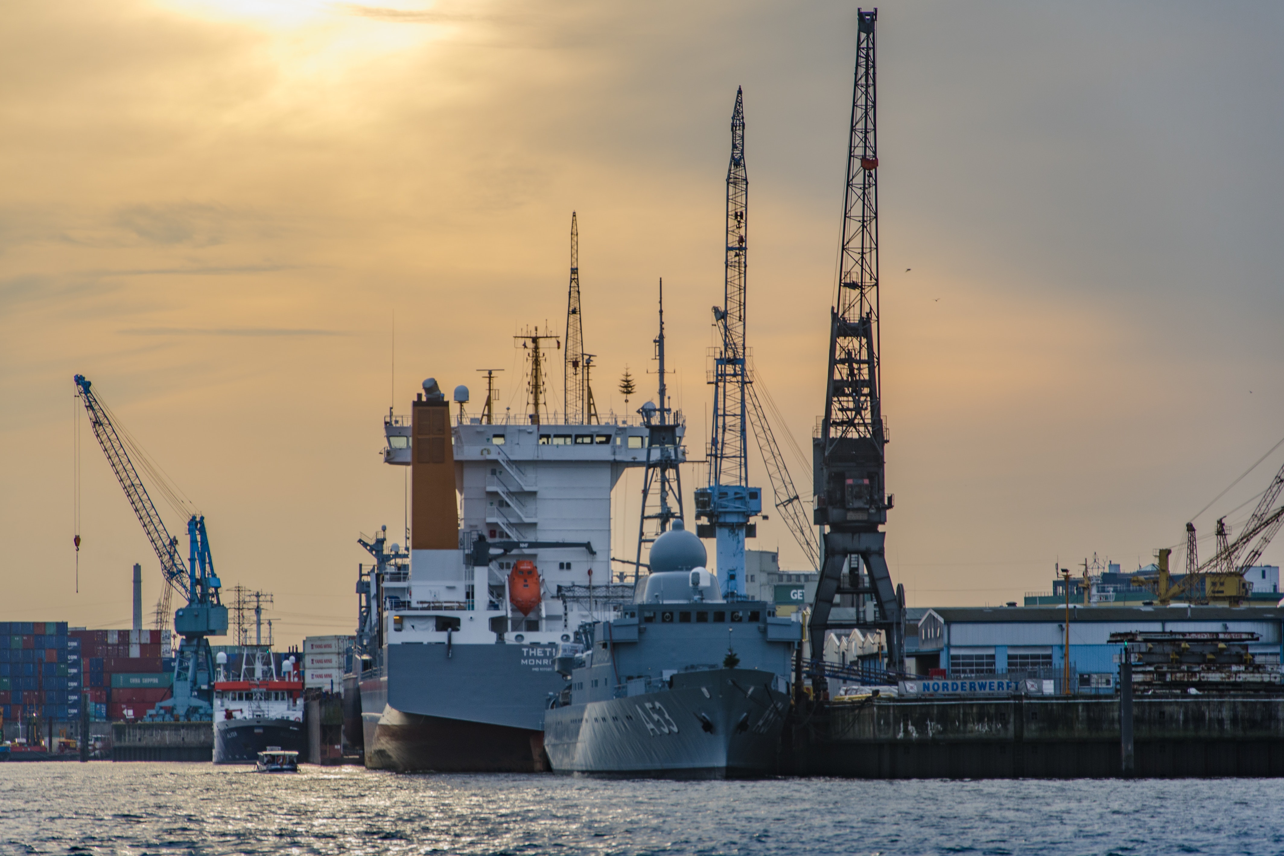 Chinese vessel unloads 800 containers in Tripoli port