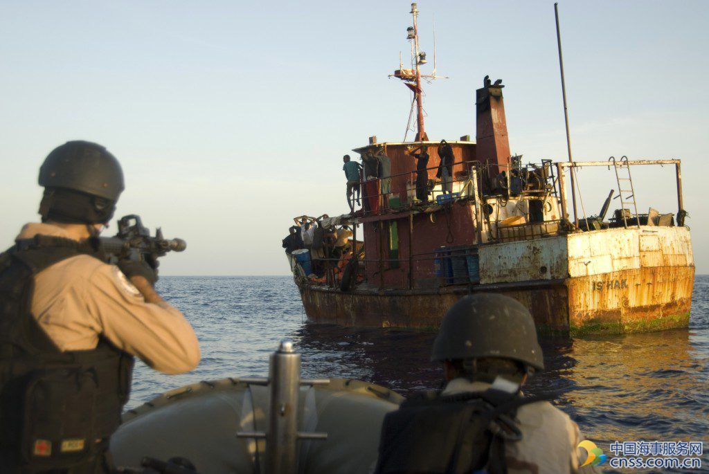 注意！一商船在索马里海域遭开海盗开火袭击