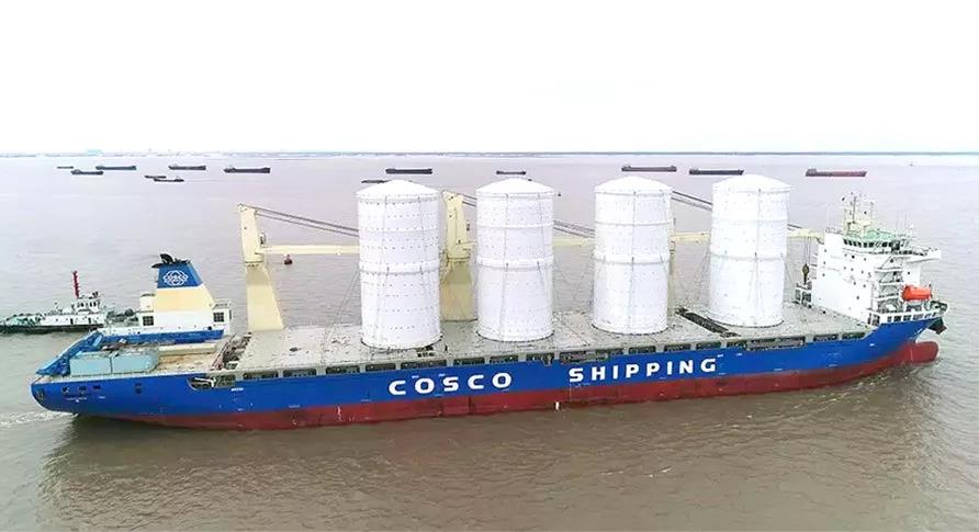 又一项新纪录！高30米重110吨的巨型果汁罐这样装船
