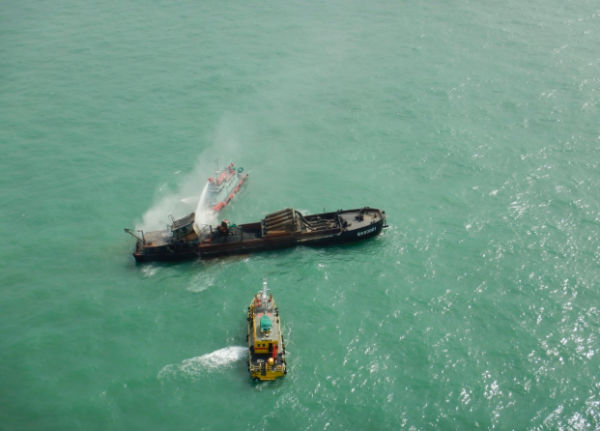 香港海域一货船起火 粤港联合成功营救被困人员