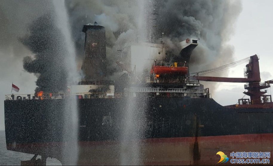 惊险！一散货船在印度尼西亚突发大火 22名船员全部疏散