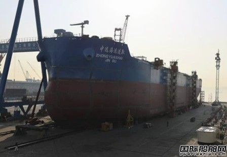 大连中远海运重工6.2万吨多用途纸浆船3号船主船体成型