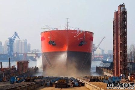 沪东中华第二艘49000吨化学品船顺利下水