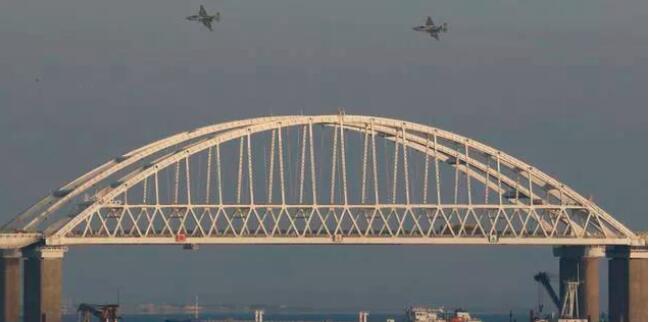 乌克兰突袭俄罗斯大桥反而害惨自己航运业！