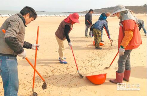 这里发现大量油泥块！疑似船只偷排废油