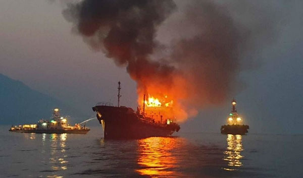 韩国一艘油轮起火，致2人遇难