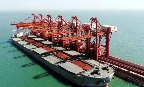 迎世界最大铝矾土船，烟台港开足马力迈向一流强港
