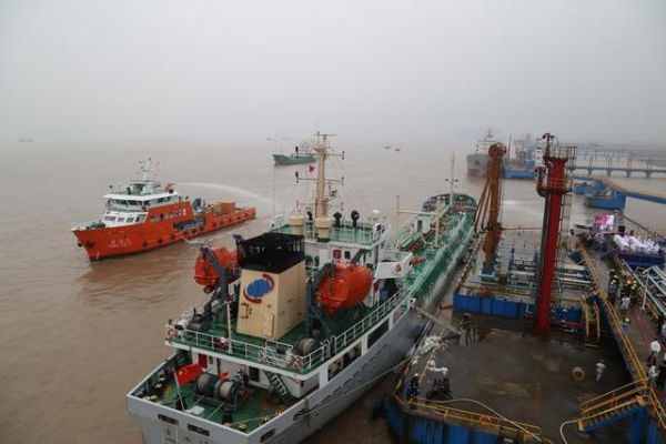 宁波港域举行船舶溢油应急演练 场景就像一部大片